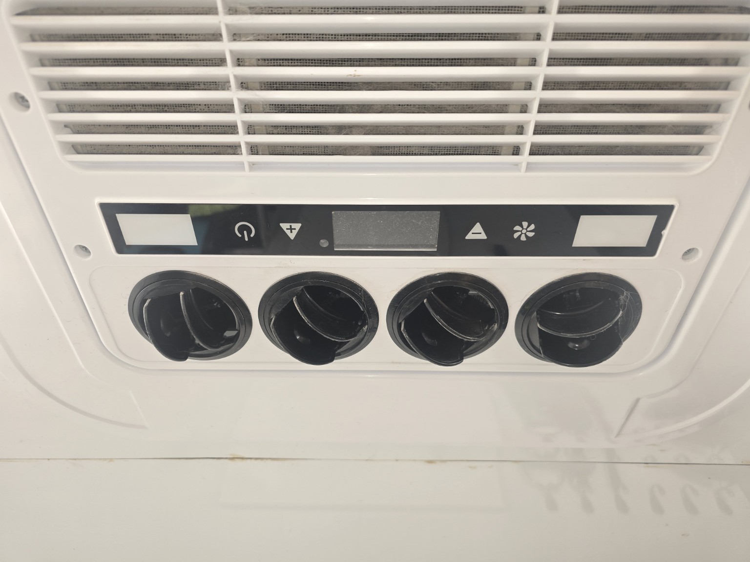 Ceiling air-conditioning controls in a grooming salon
